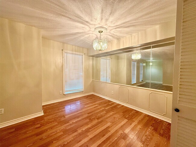 Building Photo - 361 N Post Oak Ln