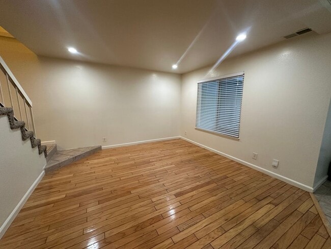 Building Photo - Updated 3 Bedroom Townhome in North Tahoe Park