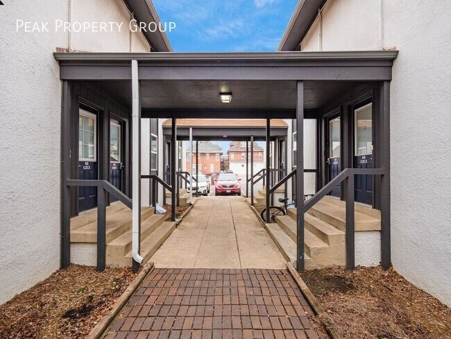 Foto del edificio - 70 W 8th Ave