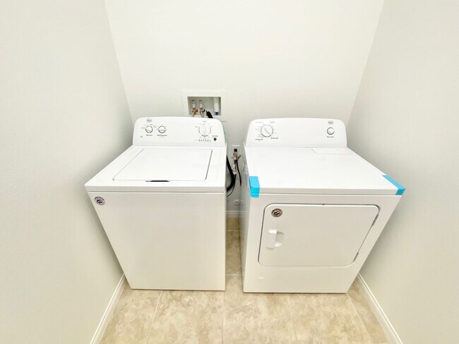 Foto del edificio - STUNNING 3 BEDROOM 2 FULL BATH SINGLE STORY FAMILY HOME WITH 2 CAR GARAGE