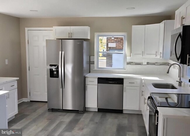 Building Photo - 524 8th Ave