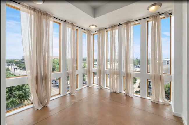 Foto del edificio - Prime location with City Views!!