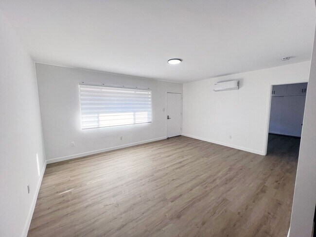 Interior Photo - 521-523 E. Live Oak Avenue