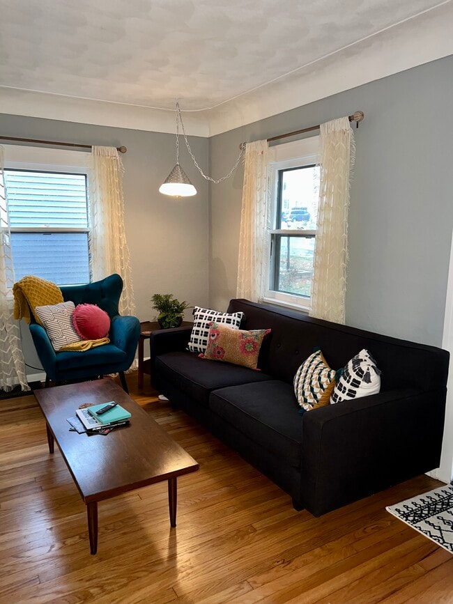 Living room (Hanging plug-in light does not stay) - 3104 c ave ne