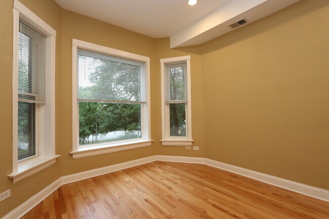 Foto del edificio - 2431 N Kedzie Blvd