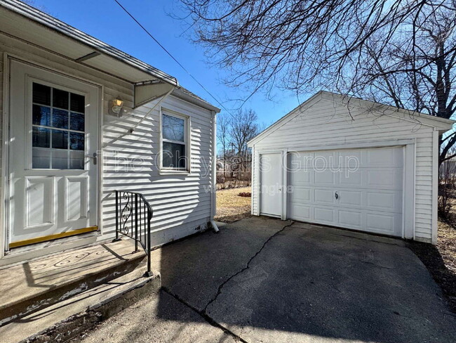 Building Photo - 307 Prairie St