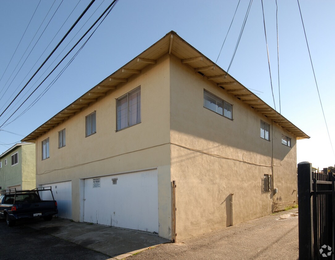 Building Photo - 229 E Tamarack Ave