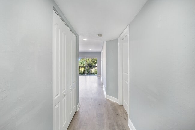 Building Photo - 13707 Kendale Lakes Cir
