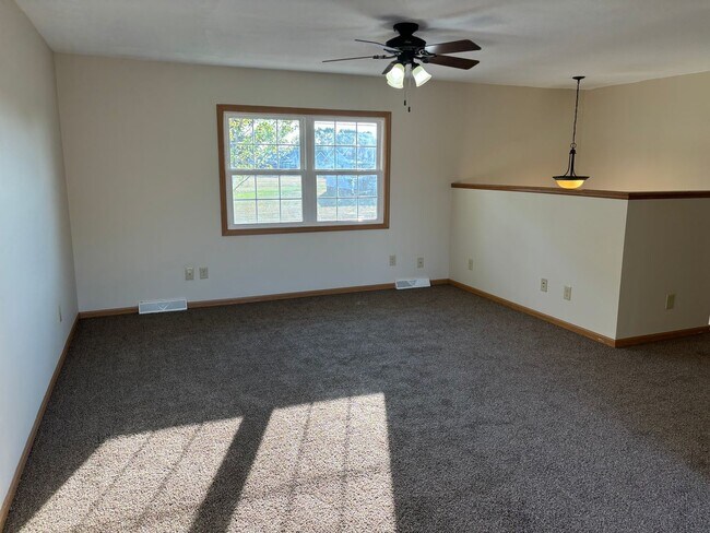 Foto del edificio - 3 Bedroom, 3.5 Bath w/Garage Single Family Home in Camanche, IA