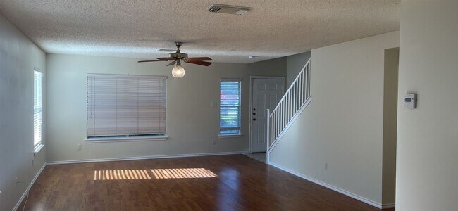 Foto del edificio - 3 br, 2.5 bath House - 8615 Cross Spring