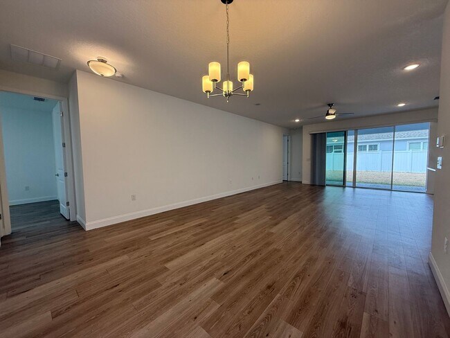 Foto del edificio - Beautiful 4 bedroom 2 bathroom home