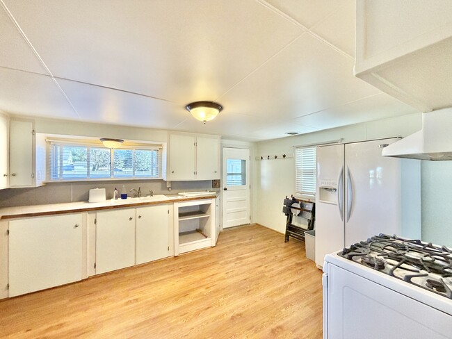 Building Photo - 2107 W Avalon Rd