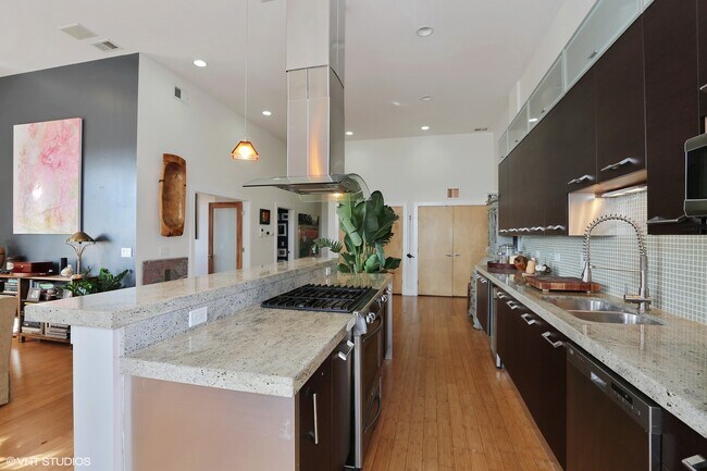 Foto del edificio - 5766 N Lincoln Ave