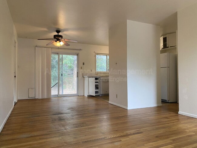 Building Photo - 1509 Evergreen Dr