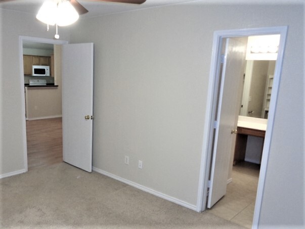 Building Photo - 223 Lake Texoma Drive