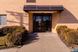 Building Photo - 5 Linden St