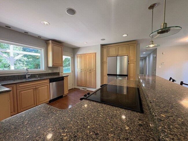 Foto del edificio - Large Lakefront Home Minutes from Downtown Greenville!