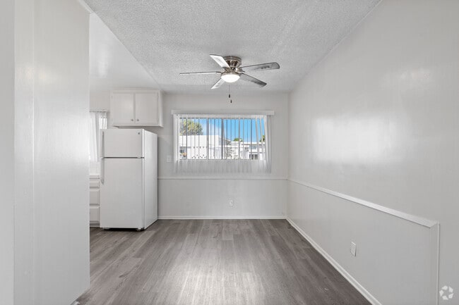 1BD, 1BA - 800SF - Dining Room - Baldwin Hills Apartments