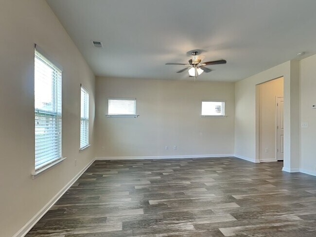 Foto del edificio - 312 Beacon Field Rd