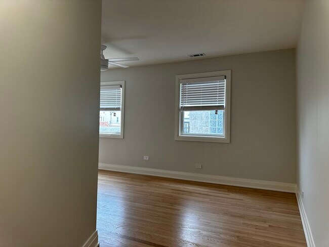 Foto del edificio - 869 N Hermitage Ave