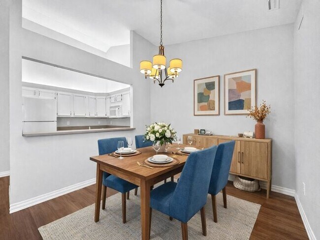 Foto del edificio - Beautiful 2BR 2BA Home w/ Sunroom • Full Kitchen Suite • Attached Garage in Columbus