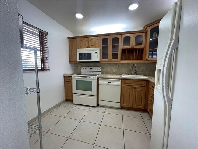 Foto del edificio - 8340 Sands Point Blvd