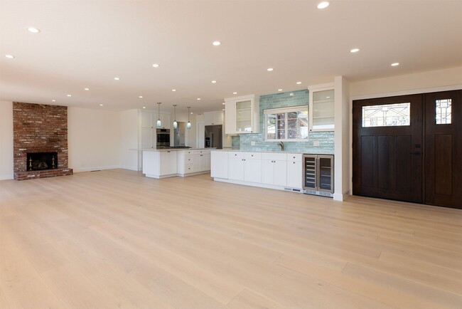 Spacious Open floor plan - 413 Hill St