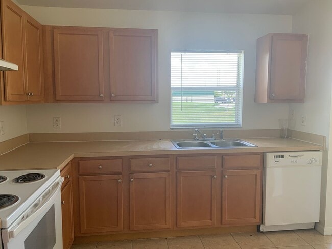 Building Photo - ** PET-FRIENDLY 3 Bedroom Duplex in Lehigh...