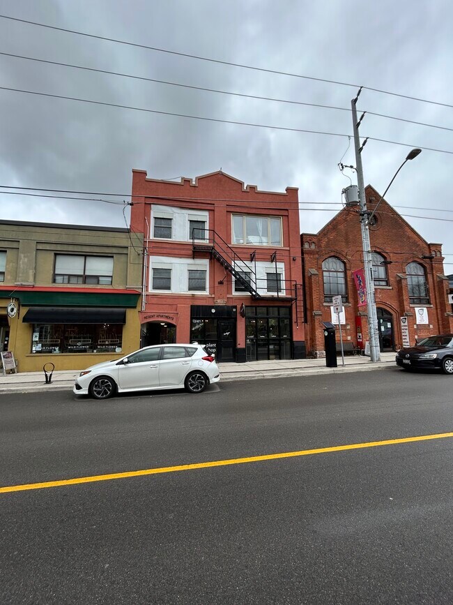 Building Photo - 144 Locke St S