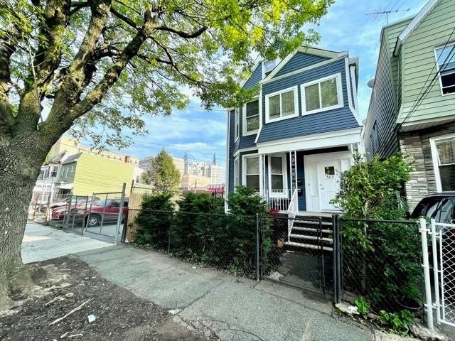 Primary Photo - 303 Magnolia Ave