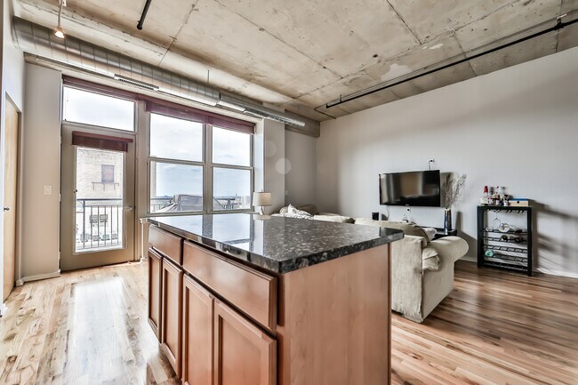 Building Photo - 6 S Laflin St