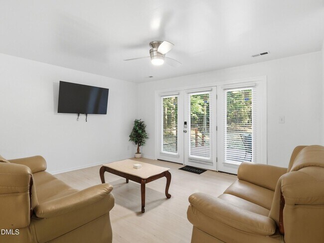 Foto del edificio - Updated Cary Townhome with Smart Features Near RTP & RDU