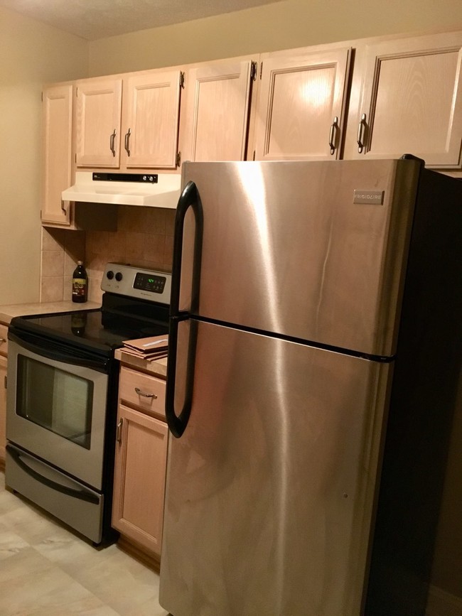 Brand new stainless steel appliences - 20333 Detroit Rd