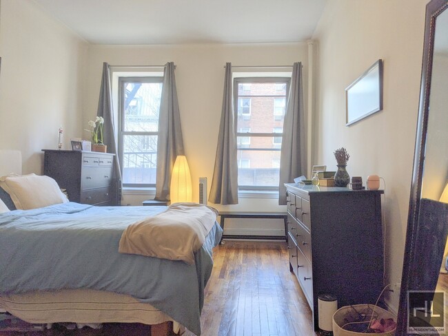Building Photo - Beautiful Lenox Hill Convertible One Bedroom