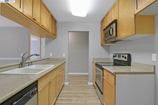 Kitchen - 1085 Murrieta Blvd