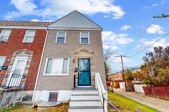Building Photo - Renovated, Finished Basement & Fenced Back...