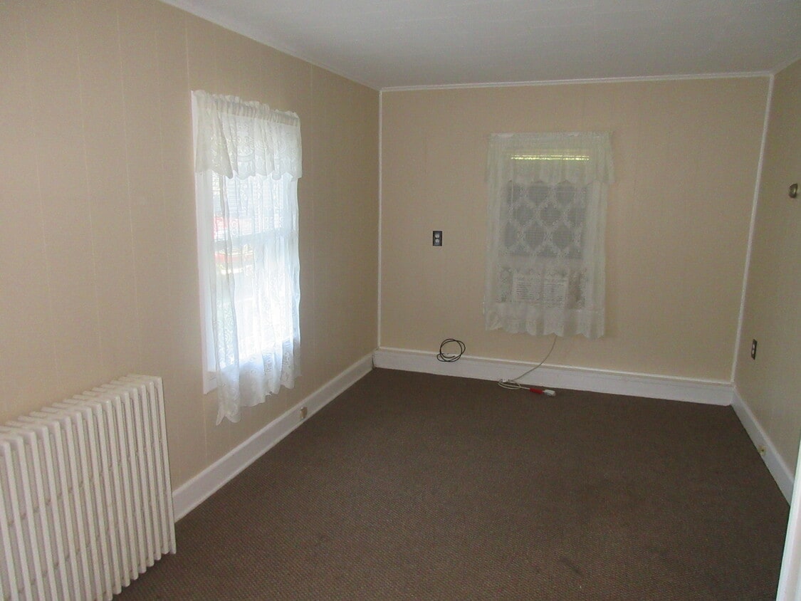 Living - 932 Violet Ave