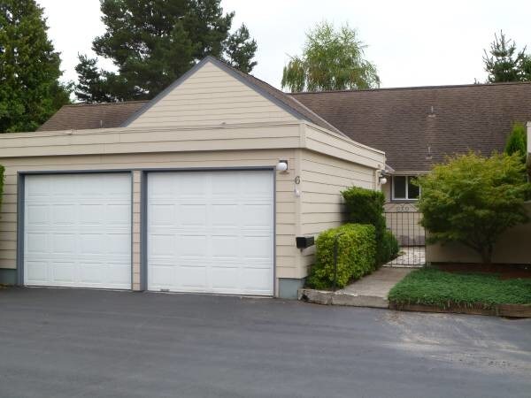 Garage/front - 110 NE Village Squire Ave