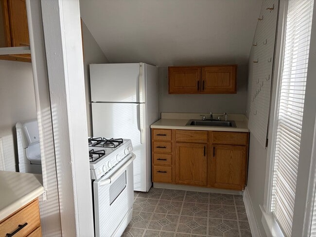 Building Photo - 818 N Corona St