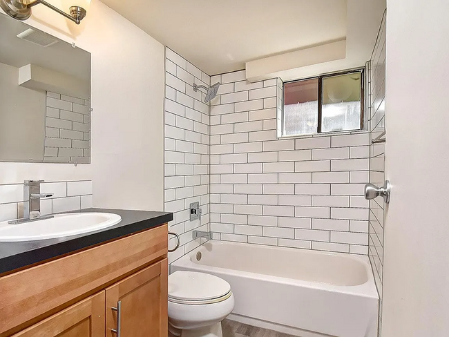 Building Photo - Newly Remodeled 2BR/1BA