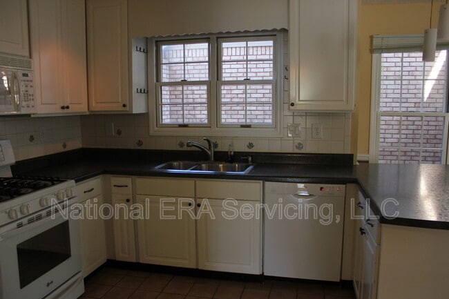 Building Photo - 3247 Salem Cove Trail SE