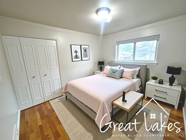 Foto del edificio - Lovely 3 Bedroom 2 Bathroom now available ...