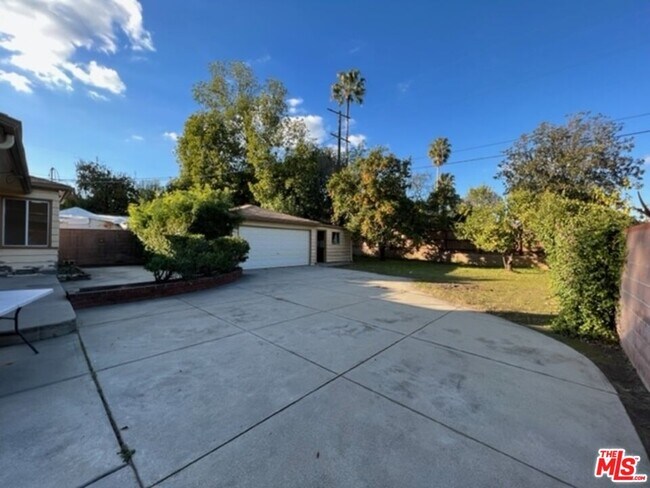 Building Photo - 15151 Valerio St