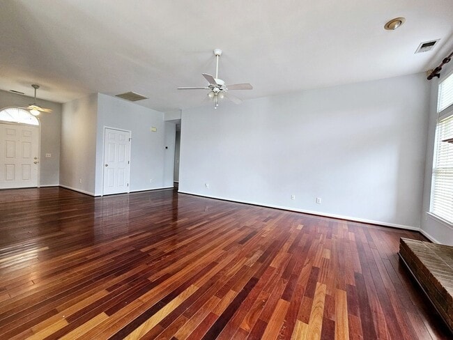 Building Photo - 2408 Bayview Dr