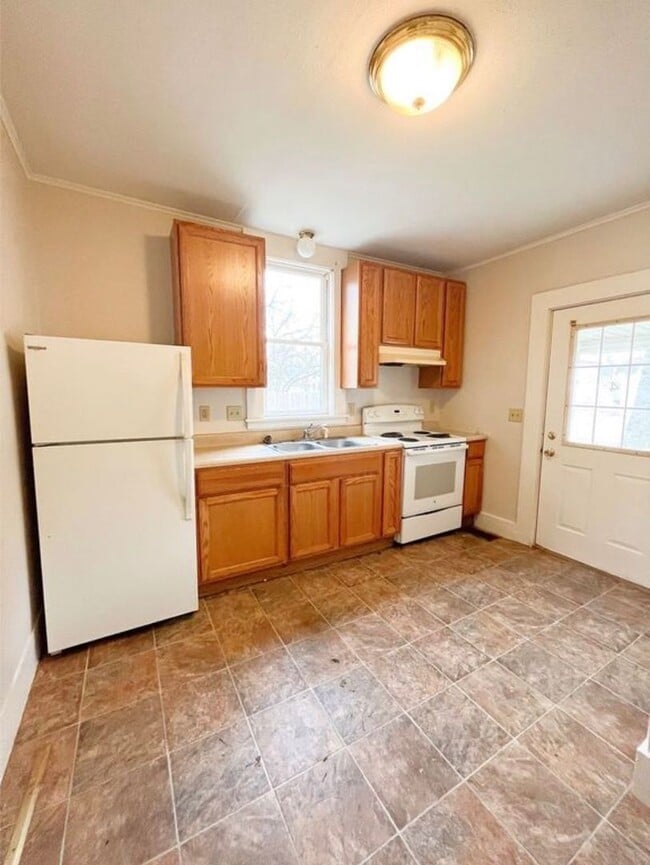 Building Photo - Ground Floor Studio Apartment