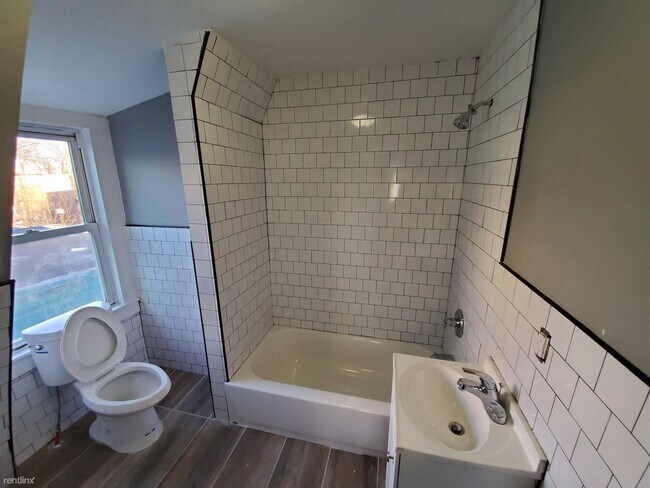 Building Photo - 3 br, 1 bath  - 182 N 17th St 1