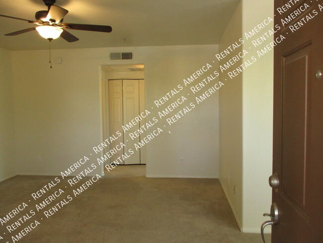 Building Photo - Gated 1 Bed 1 Bath Lakeside Unit!