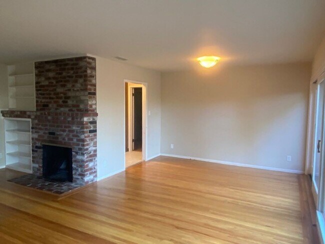 Foto del edificio - SUNNY HOME FOR RENT IN LADERA NEIGHBORHOOD