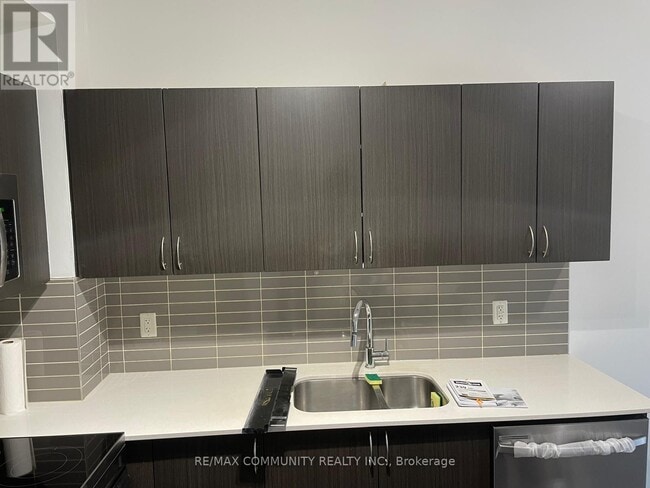 Photo du bâtiment - 3560-3560 St Clair Ave E