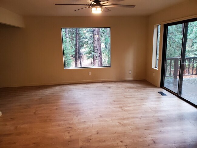 Foto del edificio - 18111 N Meadow Dr